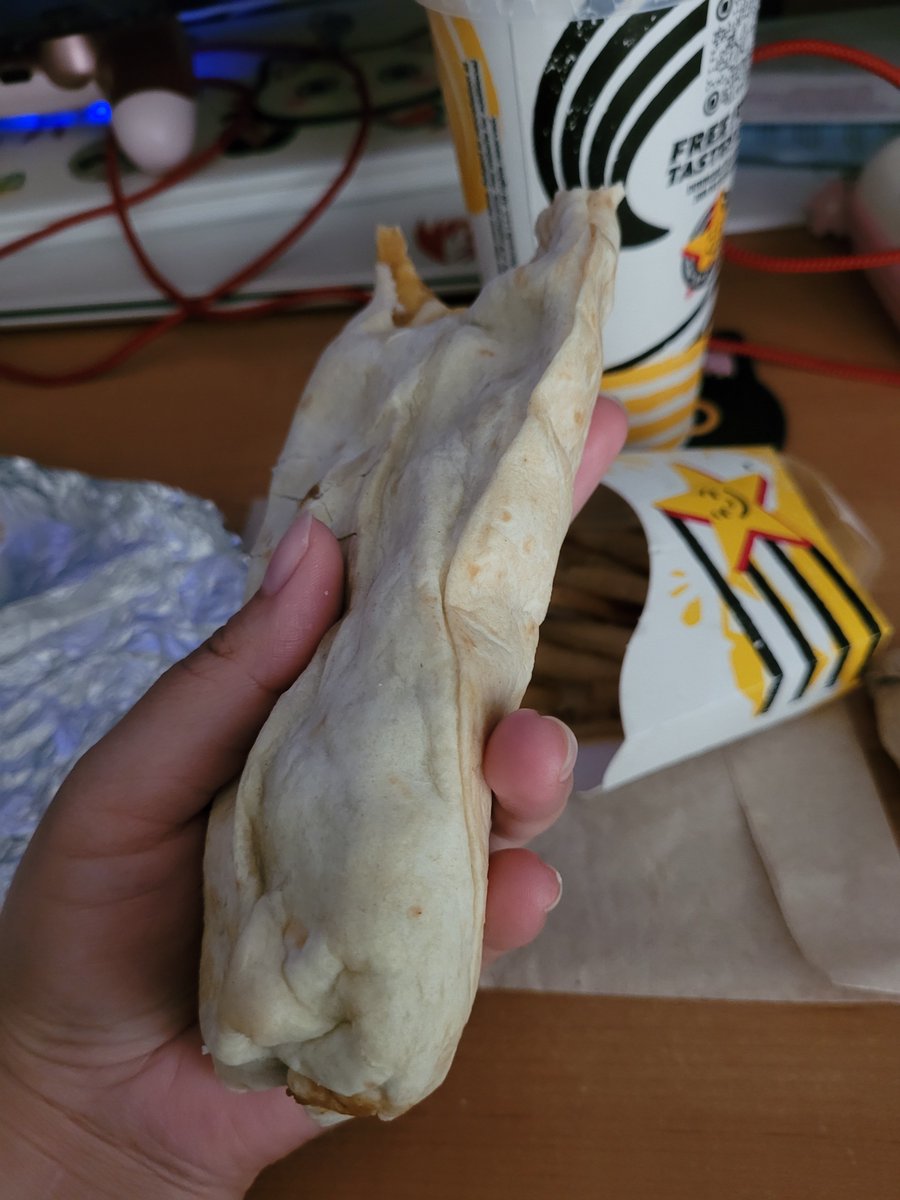 PiinkSkyscraper's tweet photo. This isn't worth $6 and yall know it, never again 😬 @CarlsJr #CarlsJrGreenBurrito https://t.co/qo1z5zYvMA
