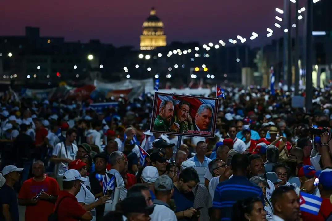 ✊ #5Mayo Ahí estuvimos, enviando nuestro mensaje de apoyo al proletariado mundial, celebrando los #Marx205 y como cada día, poniéndole #ALaPatriaManosYCorazón ❤🇨🇺 😍 No estuve en el malecón, pero esta imagen merece ser compartida