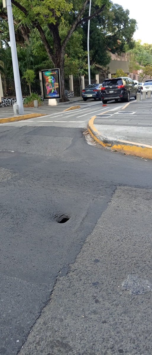 Atención: <a href="/MOPPma/">Ministerio de Obras Públicas de Panamá</a> en la primera cuadra de la Federico Boyd hay un hueco que está tomando tamaño y profundidad, se les pide a tiempo que se organizen una cuadrilla que tenga deseos de trabajar o hacer una licitación millonaria para ver si nadie se cae por este cráter lunar, porfa.