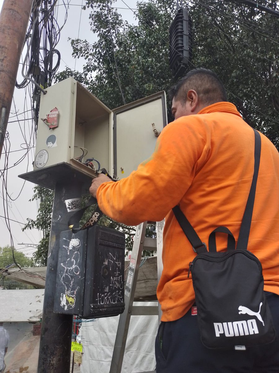 UCS_GCDMX's tweet photo. @InsycMove @AlcaldiaAO Personal técnico de #TránsitoGCDMX reviso intersección y control asimismo se cambia 1 foco, semáforos quedan funcionando correctamente. https://t.co/2ARp40CYbP