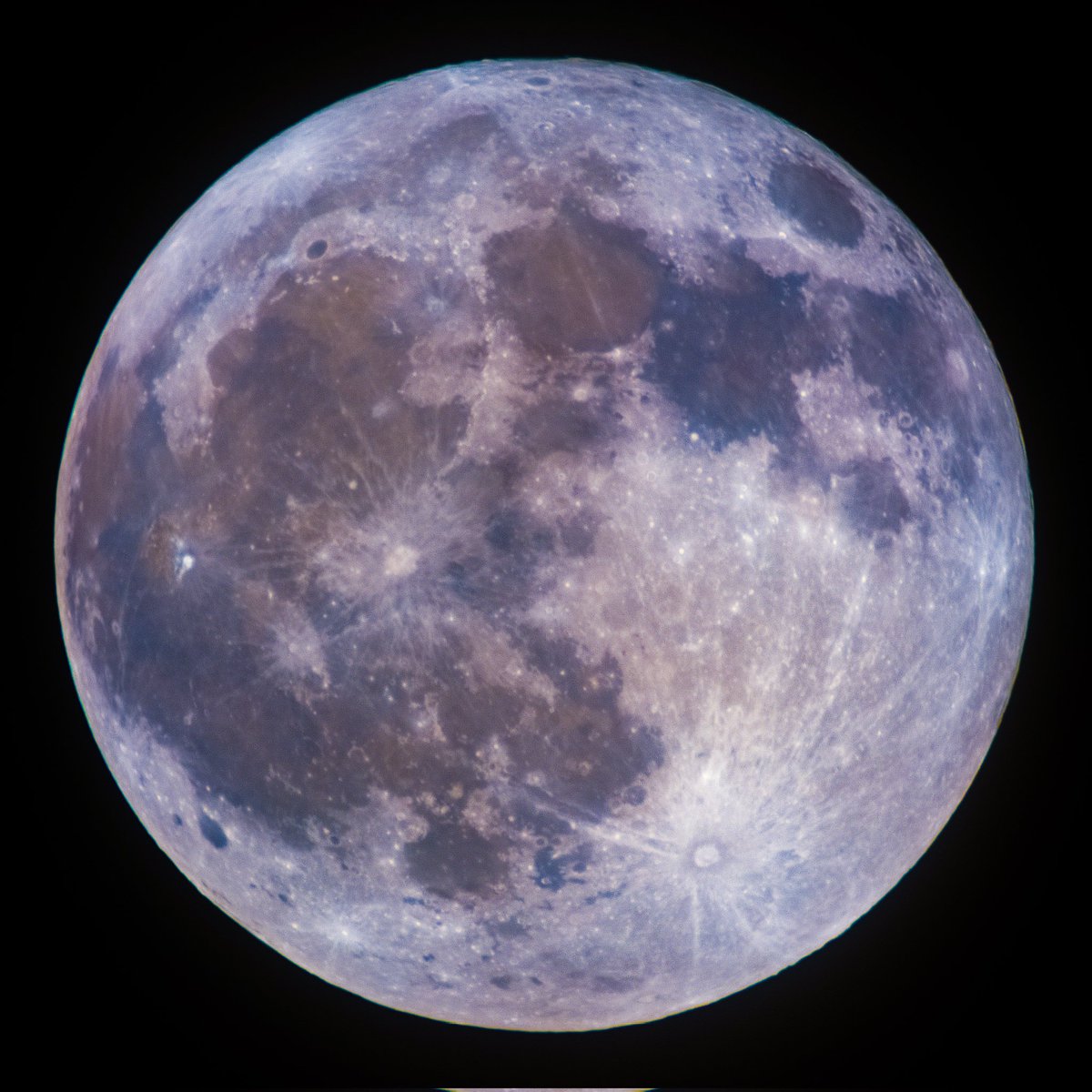 Tonight's full flower mineral moon, shot through the hazy cloud.
@MoonHourSocial 
#fullmoon #FlowerMoon #mineralmoon #MoonHour