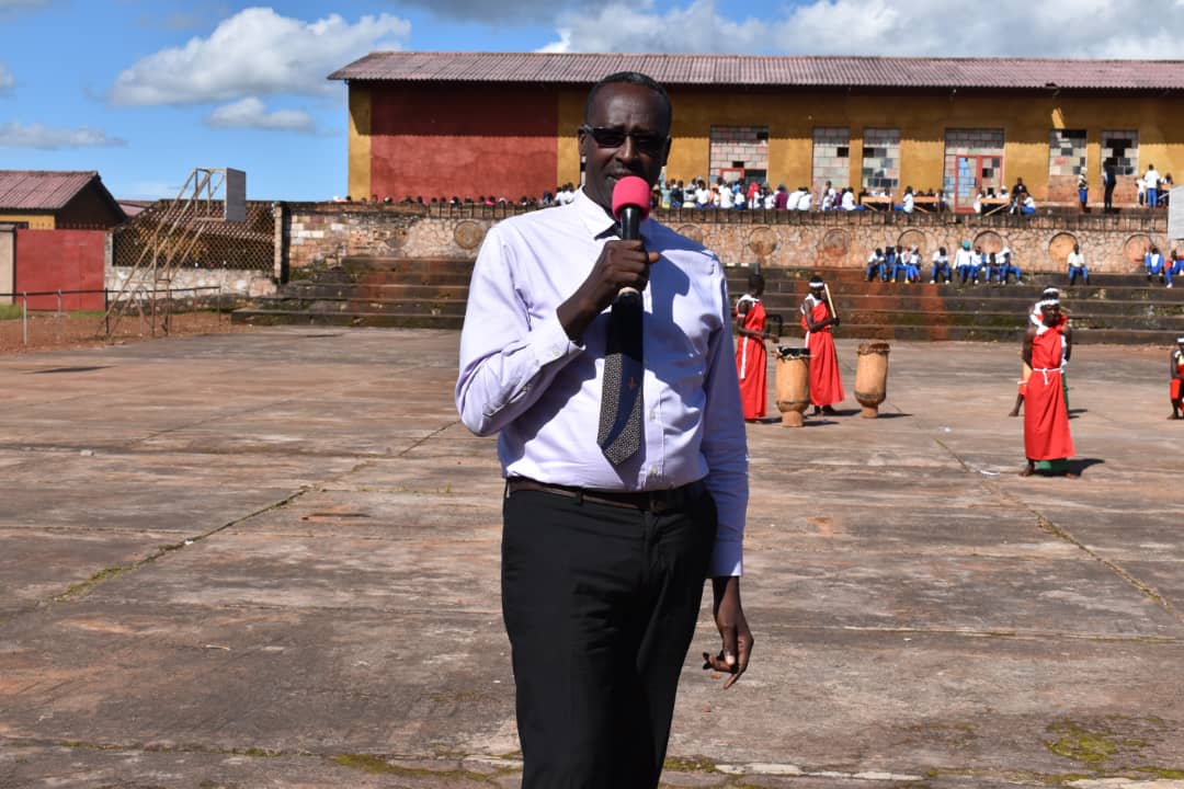 Les membres de la diaspora anciens élèves de l'école normale de #Rutovu ont octroyé un don de 16 machines ordinateurs au lycée de #Rutovu. Ce don a été remis par Amb. Gabriel Ndihokubwayo. Etait présent dans ces activités le gouverneur de la province Col. Léonidas Bandenzamaso