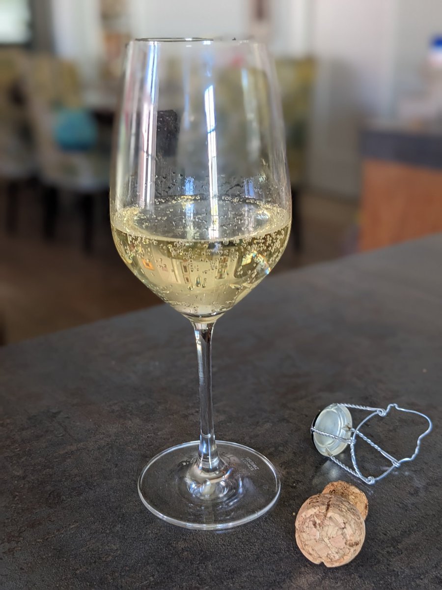 Just a simple glass of cava to celebrate this sparkling Friday. #wiyg? @Friscokid49 @winewankers @CaraMiaSG @amy_oosterhouse @wineworldnews @winexmagazine @DLoIndustries @SideHustleWino @GrnLakeGirl @simplysallyh @DivaVinophile @ibstatguy @MadHattersNYC @magee333 @jflorez