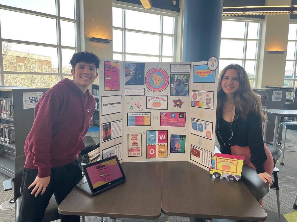 WeAreSCHS's tweet photo. It was Food Truck Rally day for Mrs. Cryderman's entrepreneurship class! Students pitched their businesses to judges and did a great job!
#WeAreSCHS
@rochesterschoolsmi https://t.co/ipfHuqrI6K https://t.co/Z8yswugmMw