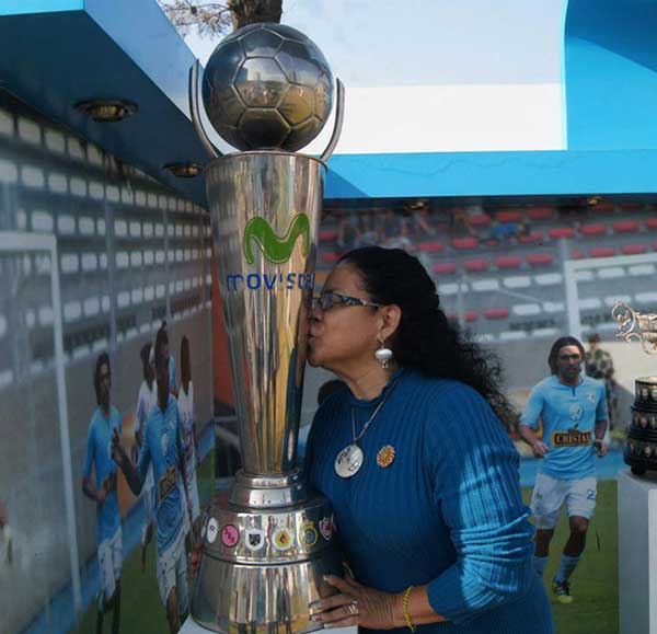 LibroHyLCAL_Li's tweet photo. Admiro a Eva Ayllón como artista, pero la señora es confesa y acérrima hincha del Sporting Cristal. Alianza para aliancistas. Prefiero que lleven mil veces a Lucía de la Cruz que está identificada con nuestros colores. https://t.co/WLnd3eSC9J