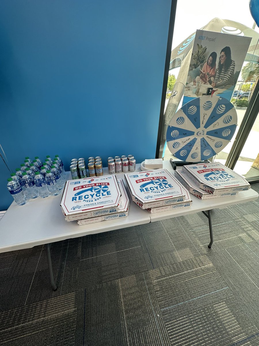 ThePalleschi's tweet photo. Welcome To The New Melbourne Store #LifeAtATT #OUTLAWS #USAWireless https://t.co/sc93rHZNnv