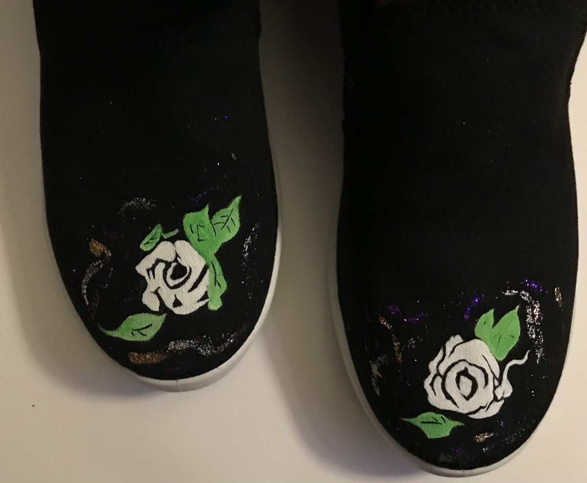 modsoul's tweet photo. Next pair of sneakers 👟 I customized. Vionic Beach. Flowers and glitterlites. #ArtistOnTwitter #artistontwittter #vionicbeach #angeluspaint #customizedsneakers #customizedkicks https://t.co/znXxUyjonx