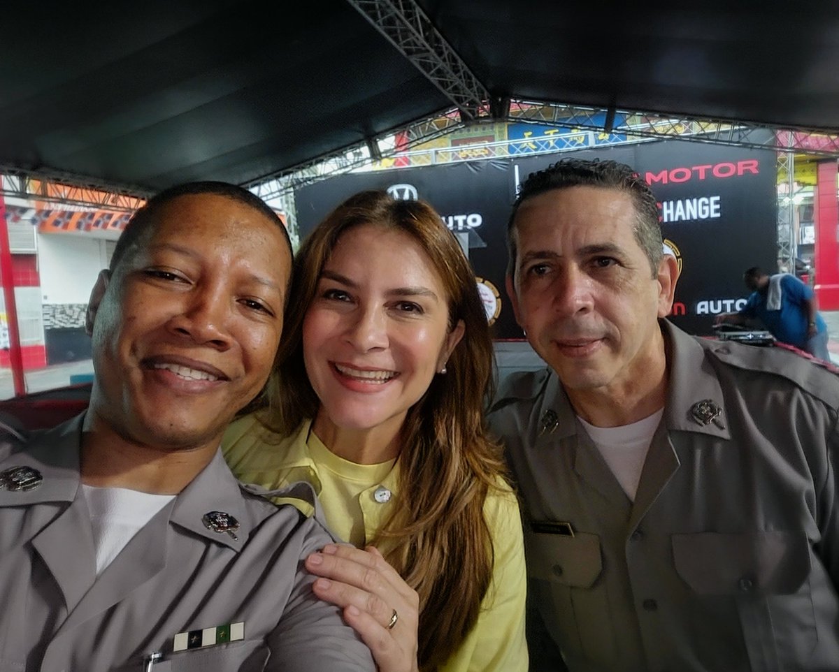 gabrielmercedez's tweet photo. Que bien compartir con la 1ra mujer Alcalde @AlcaldiaDN nuestra buena amiga y gran ser humano @CarolinaMejiaG y nuestro director de Comunicaciones Estratégicas de la @PoliciaRD @pesqueiradiego

En la actividad del Barrio Chino, en representación del Director General #PN https://t.co/MK7dP8SZrT
