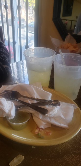 2 drinks 1 quesadilla 76$ wtf https://t.co/hLTBh2GkfH