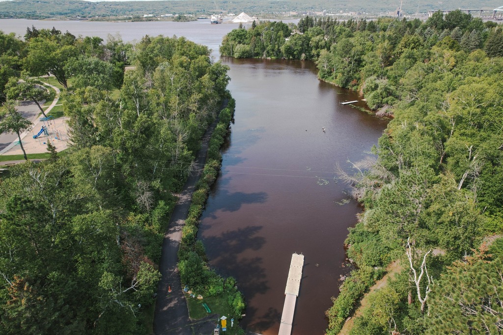 StLouisRA's tweet photo. The St. Louis River, the largest U.S. tributary to Lake Superior, becomes a 12,000-acre freshwater estuary as the river approaches Duluth and Superior. The upper section of the river is characterized by wilderness-like areas, while the lower section is c… https://t.co/XMYEL2lQeo https://t.co/U45GFX4VYF