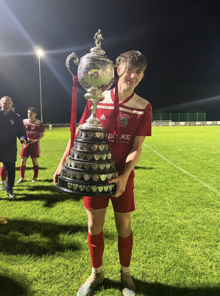 GoddyRoversFc's tweet photo. What a night for this young lad only 16 years old and thrown on in a final after only 20 minutes and what a job he done, enjoy it young Alfie 💙⚽️👏 @squeezefootball @utdcos   @UCLFanZone @HinchCup @HuntsFA @stotfoldfc https://t.co/FDwDemZBSI