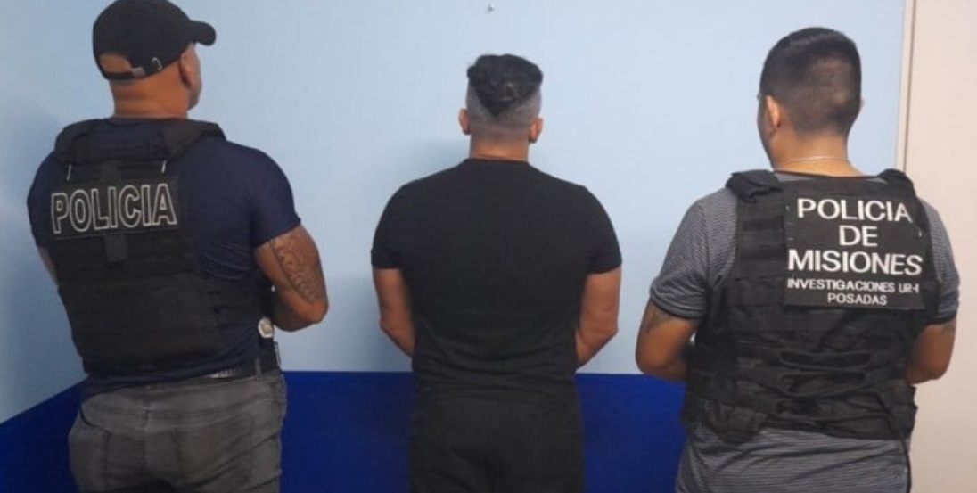 revistacodigos's tweet image. Se #entregó #SantiagoPissani, reconocido empresario acusado de #golpear a un “#motodelivery” en #Posadas revistacodigos.com/se-entrego-san…