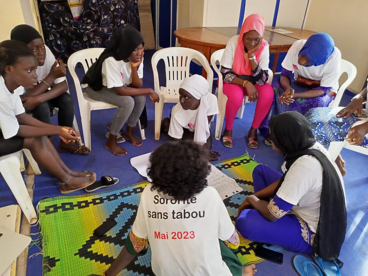 JgenSenegal's tweet photo. Les activités du projet " LES VOIX FÉMINISTES"débutent ce mois avec notre initiative"CERCLES DE DIALOGUE SORORES".Nos clubs de jeunes filles ados vont bénéficier de renforcement sur l'idéologie féministe...dans une ambiance de "SORORITÉ SANS TABOU"@ipbfpananetugri #Jgen #Feminism https://t.co/5lnIItKmOX