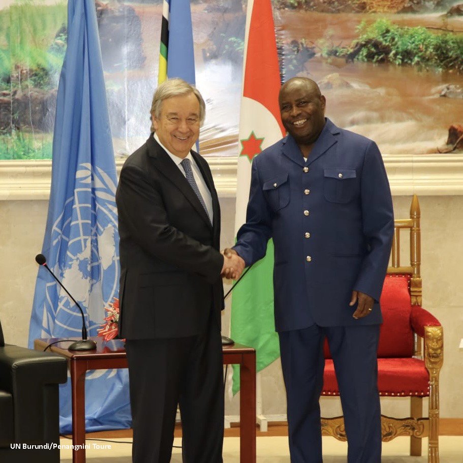 António Guterres (@antonioguterres) on Twitter photo Je remercie le Président <a href="/GeneralNeva/">SE Evariste Ndayishimiye</a> et le peuple burundais pour leur accueil chaleureux.
Depuis Bujumbura, j’exhorte la communauté internationale à soutenir les efforts de développement durable et de redressement économique du pays. Je remercie le Président <a href="/GeneralNeva/">SE Evariste Ndayishimiye</a> et le peuple burundais pour leur accueil chaleureux.
Depuis Bujumbura, j’exhorte la communauté internationale à soutenir les efforts de développement durable et de redressement économique du pays.
