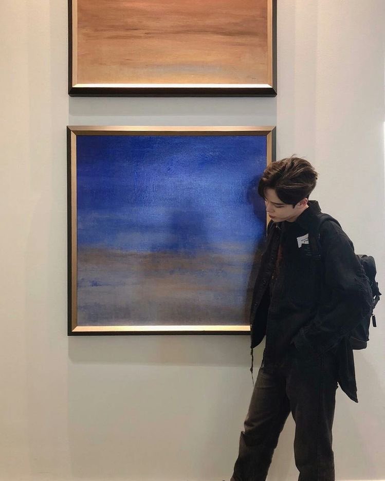 thriveBR00KS's tweet photo. in the city of love 💕 idk who the piece of art is 🤭 #brookfleets #THRIVEGALLERY https://t.co/pPjm4LYSKQ