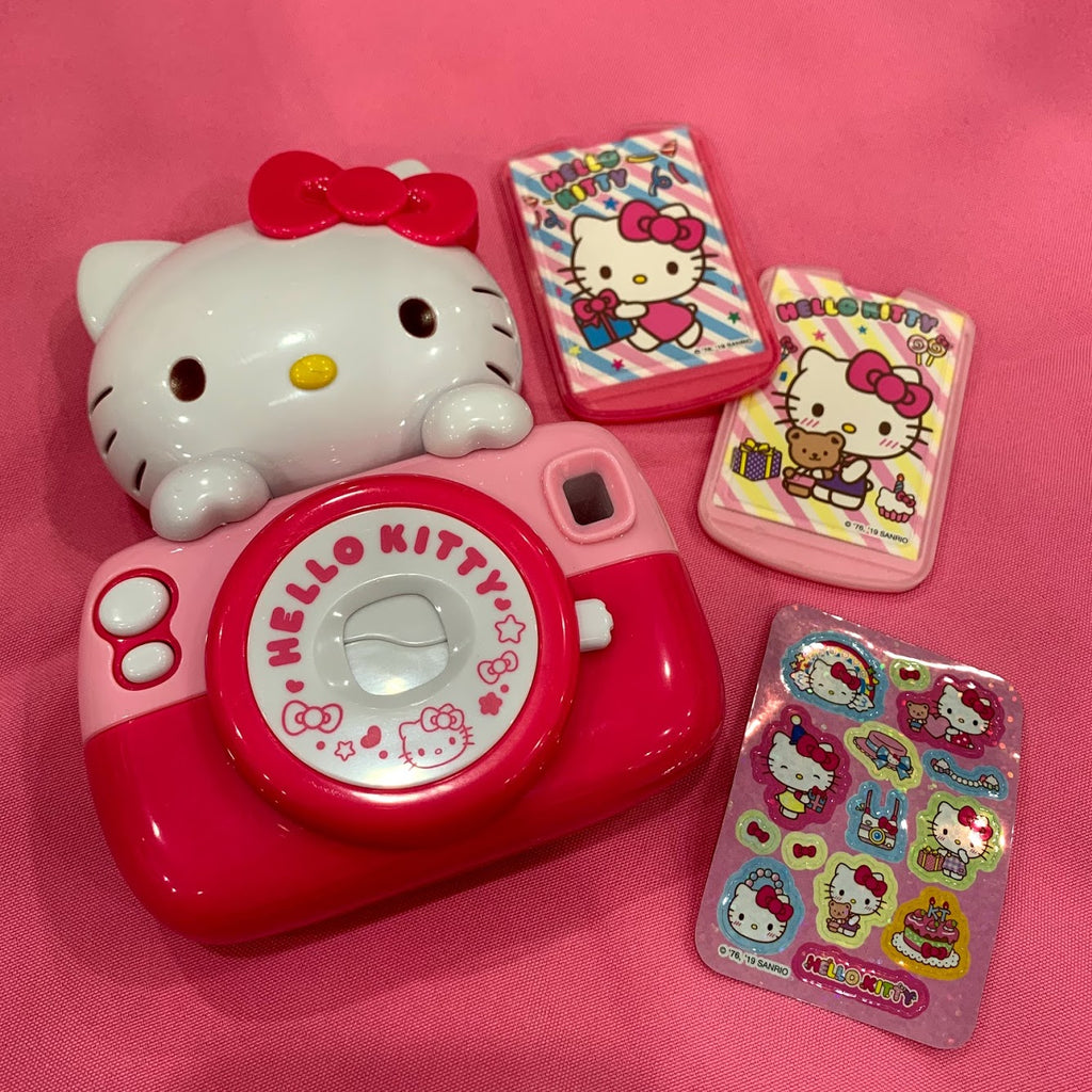 xLionOfGod's tweet photo. UNA MARAVILLOSA CÁMARA DE PLASTICO DE HELLO KITTY, QUE SI PONES LAS TARJETITAS VES IMÁGENES. Calidad china. Lujo a tu alcance. 

Solo para Hello Kitty lovers 💋

#MetFairycore https://t.co/3k2cNPwfgX