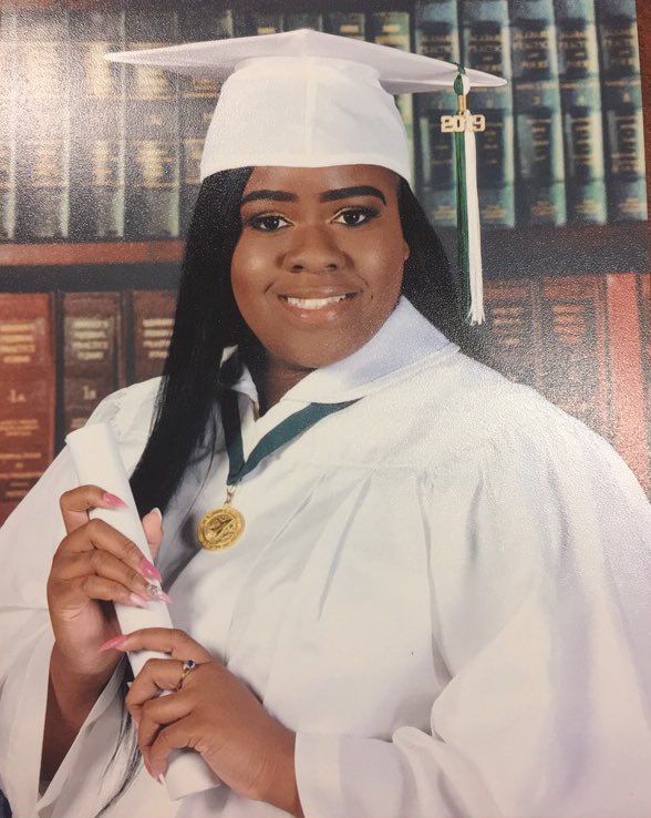 thee scholar!  but why I looked so nervous lol 😂💚 #Classof2019 

share a picture of you from high school