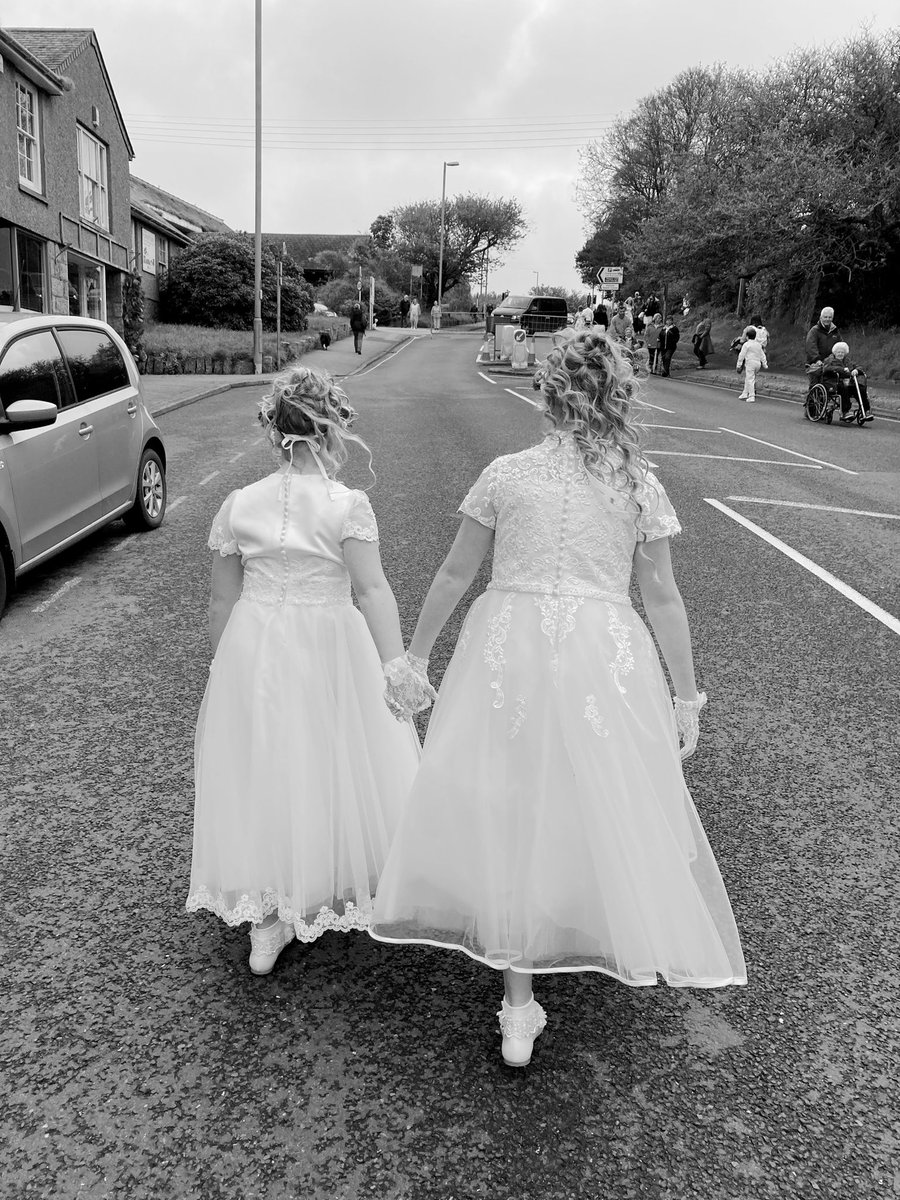 RebeccaLWills's tweet photo. My beautiful girls!
#Helston #FloraDay #Cornwall #ancientcustom #sisters https://t.co/Hsu5tZoGJ5