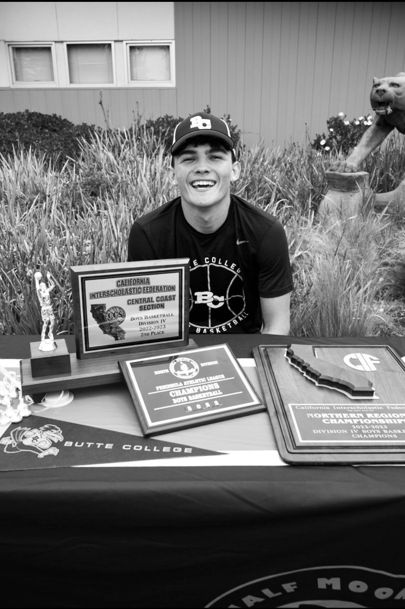 LucidoDio's tweet photo. Officially a roadrunner !!! Next chapter 🖤💛🖤💛 #buttecollege https://t.co/wqslsMmbHK