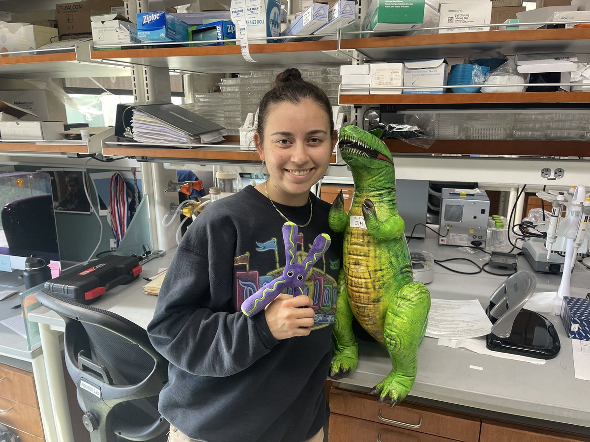 Happy Friday!! 🙌 Congratulations to @TaliaBaddour on her acceptance to the T32 @nih_nhlbi predoctoral fellowship program AND the San Diego Match Fellowship! All 4 PhD students in the #AguadoLab have their own funding!! 💰