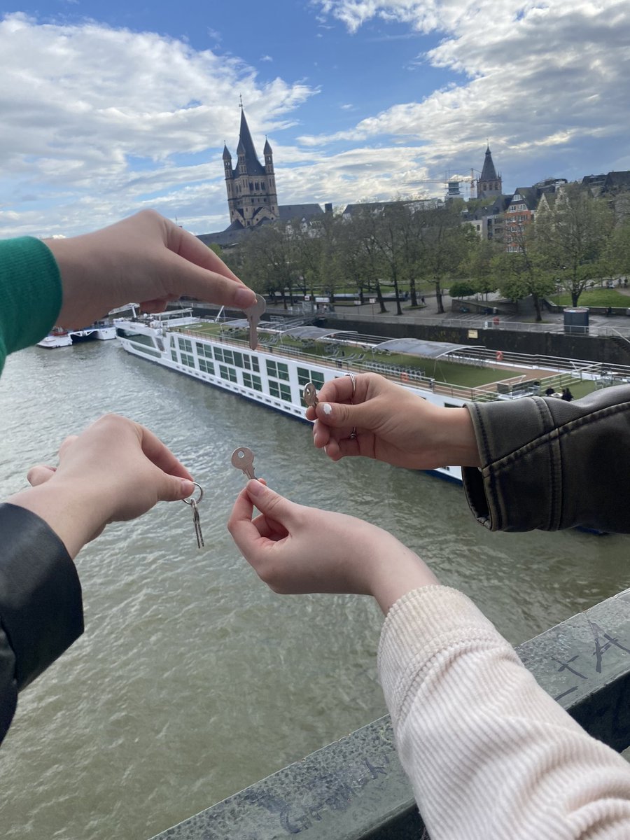 lyd_wh003's tweet photo. Made our mark on the cologne bridge for our last day🔐🫶🇩🇪#Erasmus23 @dm_underwood @forrestleigh @adam_phillips4 https://t.co/lCqNjyfQo4