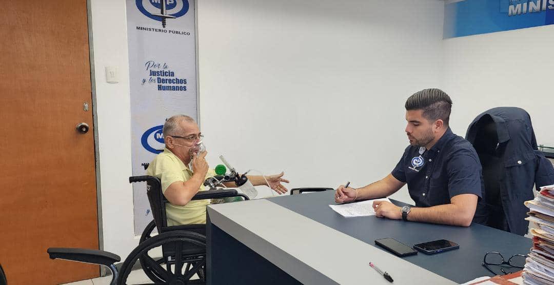 #AHORA #designada la Fiscalía 1 #Carabobo para investigar y sancionar los hechos que denuncia en Sede Fiscal, Luis Maldonado de 61 años: quien padece de fibrosis  pulmonar y su #Hijastra le invadió su hogar y se niega a entrégarle su bien inmueble MINISTERIO PÚBLICO PROTEGE AL