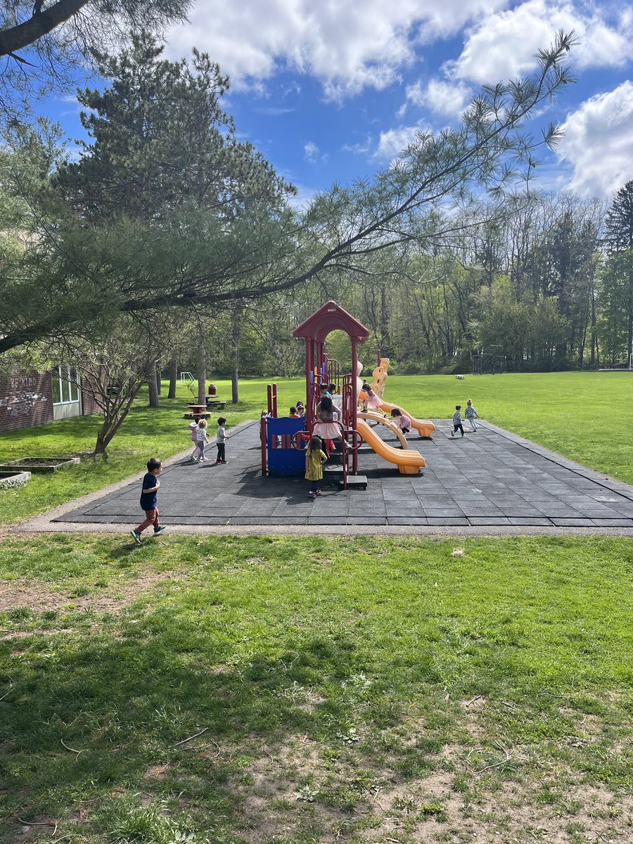 DonnaK_AC3s's tweet photo. My view on this beautiful Spring day @ACSRochester #AC3s #EarlyChildhood https://t.co/nks8JFaJEC