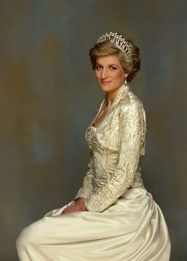 AlwaysbeDiana's tweet photo. Tomorrow is the coronation in the uk and we all know who the queen is and will be, she didn't need a title... Diana Spencer. https://t.co/0zSRR1CYmb