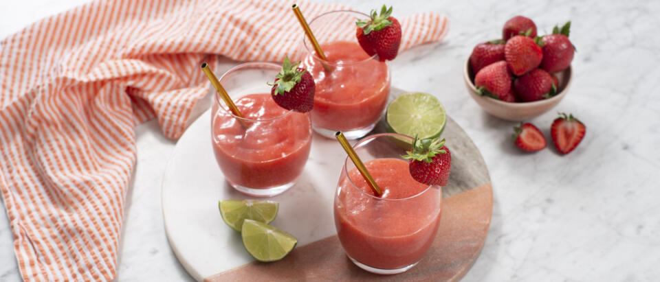 FoxyProduce's tweet image. Celebrating #cincodemayo with a #margarita, we’ve got the perfect recipe featuring Foxy 🍓strawberries. Use this link 👉foxy.com/recipes/skinny…  for details on our Skinny Strawberry 🍓Margarita recipe.