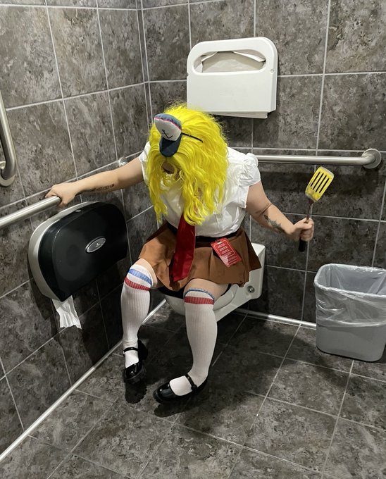 do NOT eat the krabby patty that fell under the grill https://t.co/XAG30NefEz<a href="/tag/sabotencon"class="tags"><span>#sabotencon</span></a>