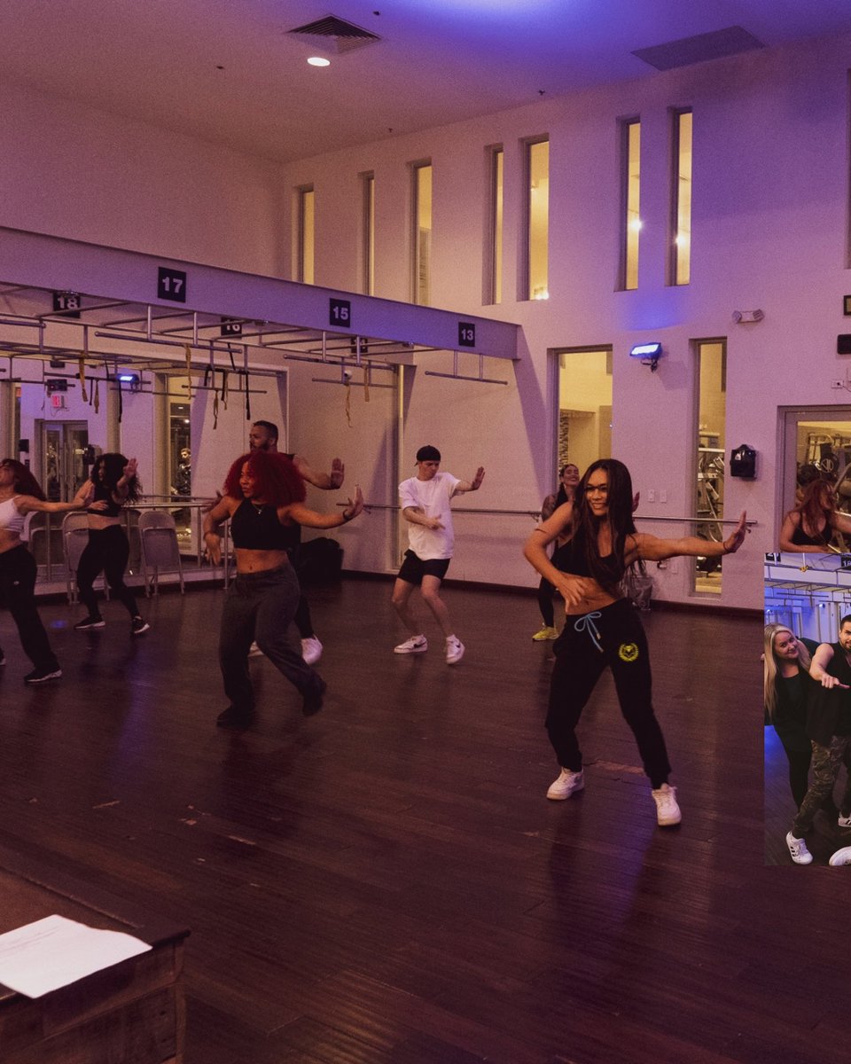 EdnitaNazario's tweet photo. #LaReina recta final!!! 💖💖💖 Ensayos y ensayos!! Con mis dancers!!! Les esperamos este 13 y 14 de mayo a celebrar en el Choli!!! 

#ednita #ednitanazario #lareina 
📸 @lexterleonardo https://t.co/AEzac3fCXO