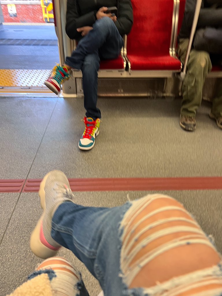 alphaleedah💕 on Twitter: "this stranger across from me air dropped his