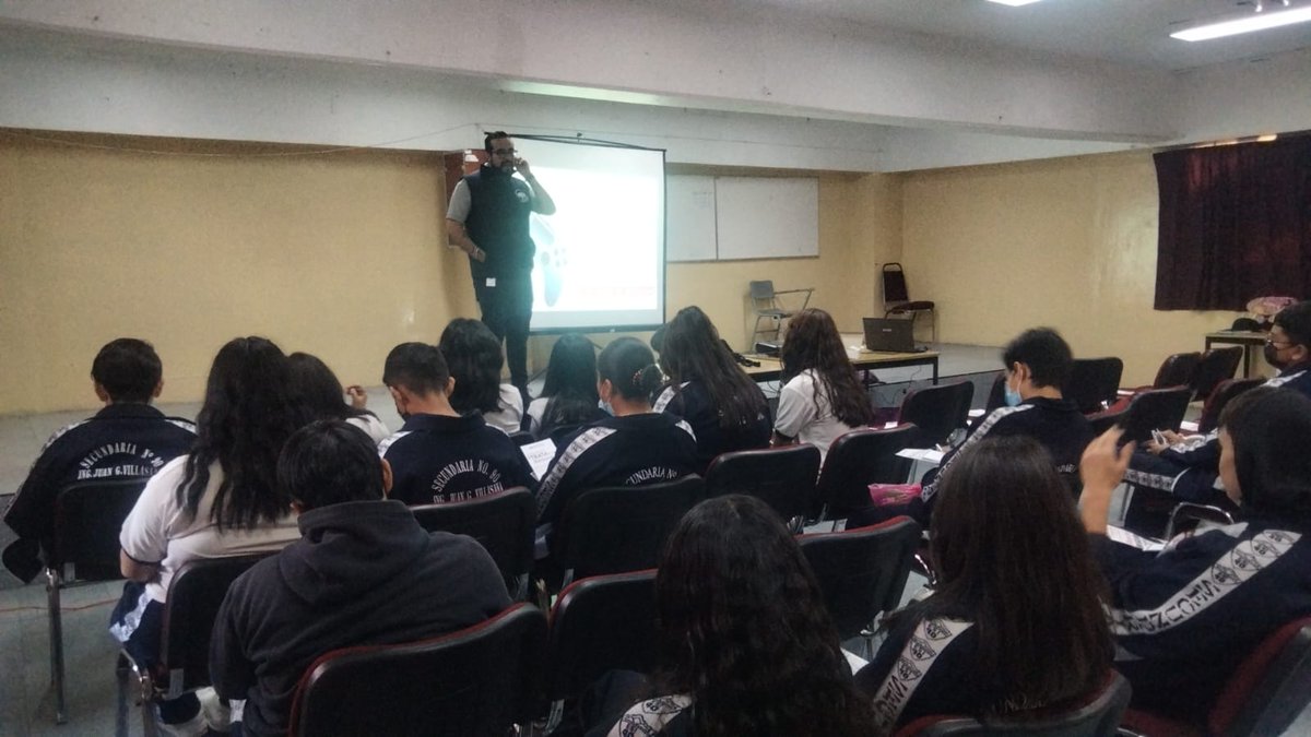 guerrerochipres's tweet photo. Para fortalecer la prevención ante los posibles riesgos de enganche para #TrataDePersonas en el mundo digital, específicamente en videojuegos, desde @elconsejomx impartimos en el #Cetis3, en el @CONALEP_Mex 4 y en distintas secundarias el taller #SuperGamer vs la Trata https://t.co/6aaD7gwrM7