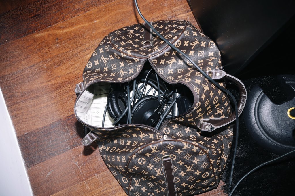 joaoassix's tweet photo. Né segredo o que tem na bolsa da LV 
🎧🤫 https://t.co/LqMPACrWFc