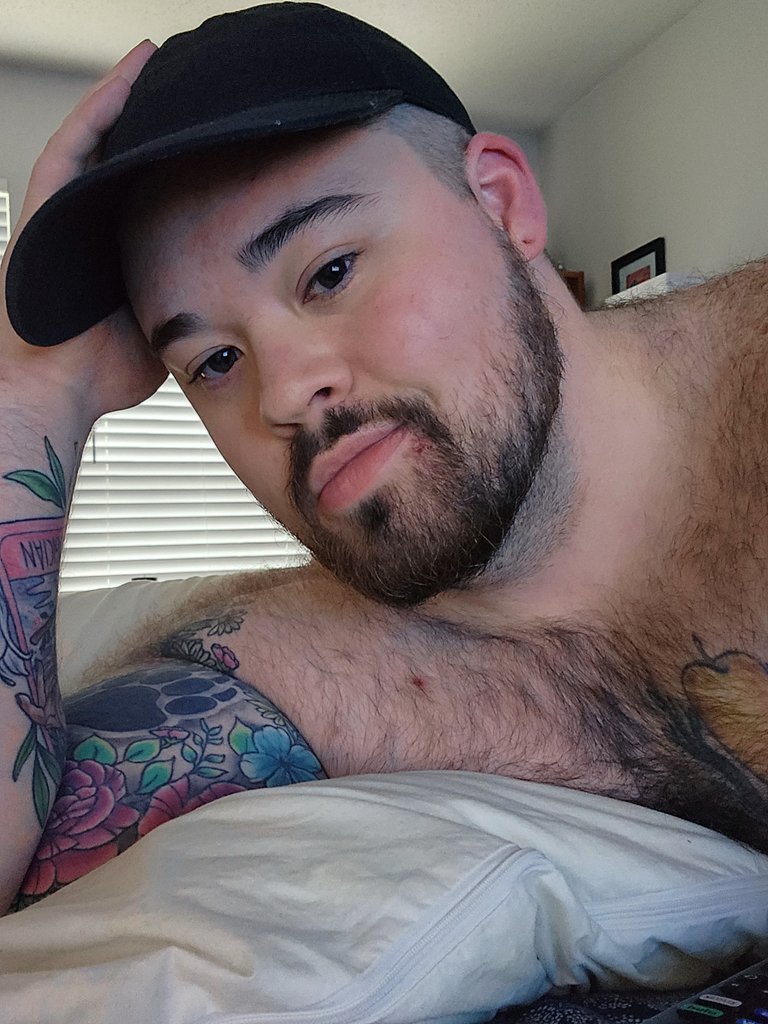 JonnyHobbit's tweet photo. Needing rainy day cuddles. Anyone down? https://t.co/KZexIDB5Ps