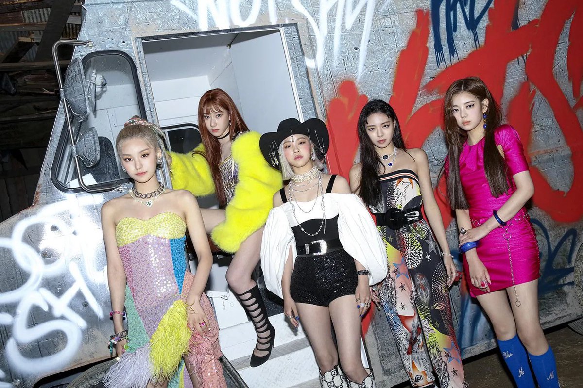 midnightent12's tweet photo. ᅠ
ᅠ
                                  COMEBACK !

                                            Itzy
                                     “Not Shy”
                                    Out 07/05

                       Group concept photos
ᅠ
ᅠ https://t.co/IPJlT3i5Wu