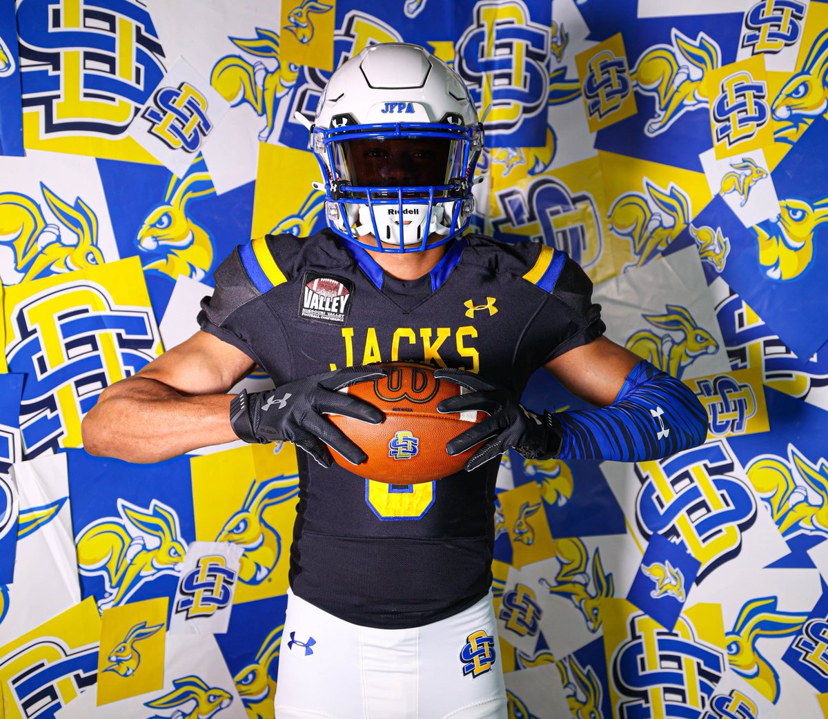 elijahervin266's tweet photo. Blessed to have received a scholarship on my official to @GoJacksFB Had a great time seeing the campus and meeting the coaches. Amazing culture and program out in Brookings! Thank you @SDSURogers3 @J_Menage3 @CoachLujan for this amazing opportunity! https://t.co/blncviw8Y0