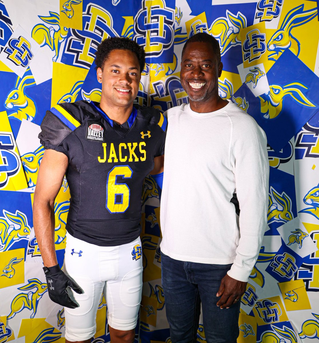 Elijah Ervin (@elijahervin266) on Twitter photo Blessed to have received a scholarship on my official to <a href="/GoJacksFB/">SDSU Football</a> Had a great time seeing the campus and meeting the coaches. Amazing culture and program out in Brookings! Thank you @SDSURogers3 <a href="/J_Menage3/">Jake Menage</a> <a href="/CoachLujan/">Zach Lujan</a> for this amazing opportunity! Blessed to have received a scholarship on my official to <a href="/GoJacksFB/">SDSU Football</a> Had a great time seeing the campus and meeting the coaches. Amazing culture and program out in Brookings! Thank you @SDSURogers3 <a href="/J_Menage3/">Jake Menage</a> <a href="/CoachLujan/">Zach Lujan</a> for this amazing opportunity!