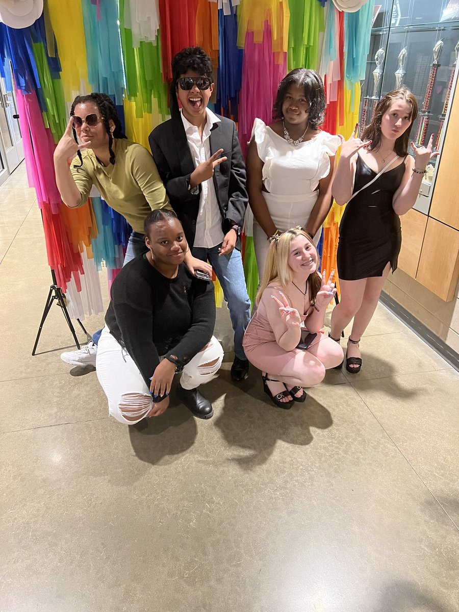 powhatanms's tweet photo. Photos with friends🧡🖤 https://t.co/2C6SZCV2km