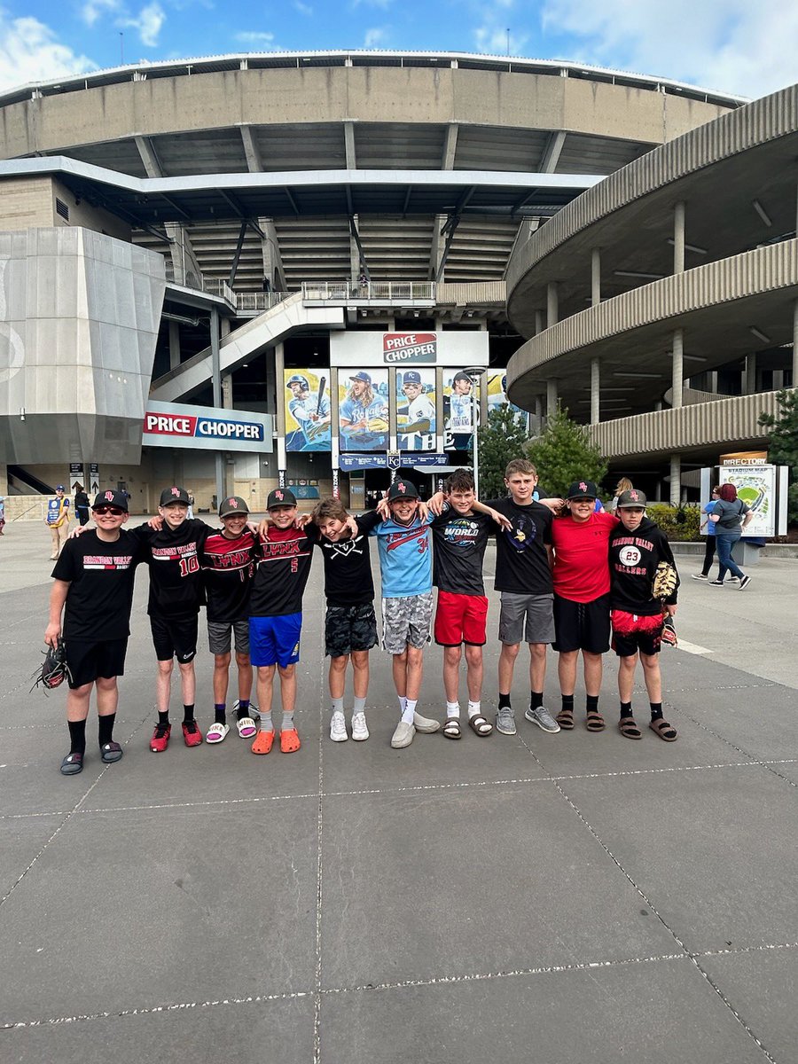 HogManBBQ1's tweet photo. @Royals any chance you can throw this crew up on the big screen at tonight’s game? Brandon Valley 12u Black Baseball #KCRoyals #baseballteam https://t.co/hkIjpLlQkf