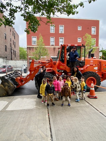 HeyBccs's tweet image. Some pics require no captions! Shout Out to the Parks Dept and our Early Childhood staff for creating a memorable experience for our children! @CommunitySupt16 @D16LEADS @NequanMclean @stefanizinerman @JabariBrisport @CMChiOsse @NYCSchoolsOSYD