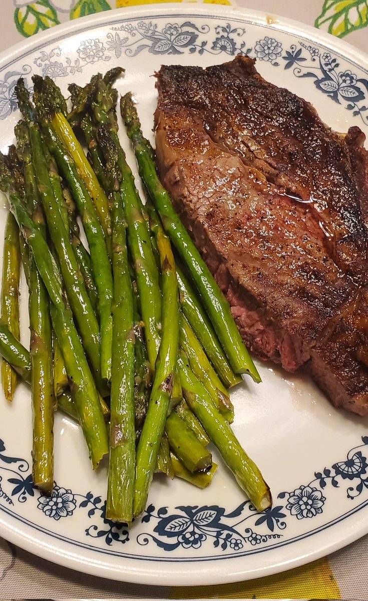 jemathews2's tweet photo. Dinner tonight was ribeye steak and asparagus that came off the grill. We also had haluski from my mother-in-law. The meal was delicious.
#gasgrill #grilling #delicious #food #ribeye #steak #ribeyesteak #asparagus #haluski #dinner #mealtime #usmcveteran https://t.co/2VpwaAwt9E