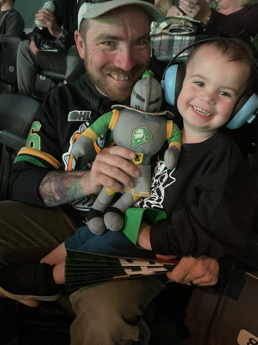 emkains's tweet photo. @LondonKnights @CoultersRx 💛💚💛💚 https://t.co/LQGIxj37uB