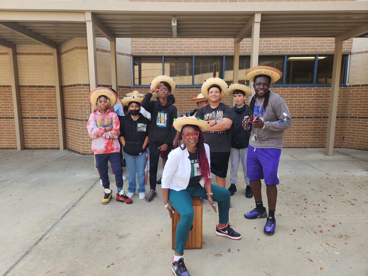 Love2Teach8th's tweet photo. Cinco De Mayo Day in Read 180.  Our last Reading Inventory.  
"Si Se Puede"... "Yes We Can" increase our reading lexiles!
@ThorntonCFISD 
@cypresselchica 
@CyFairISD 
@CyFairREAD180 https://t.co/PhPTADRNTF