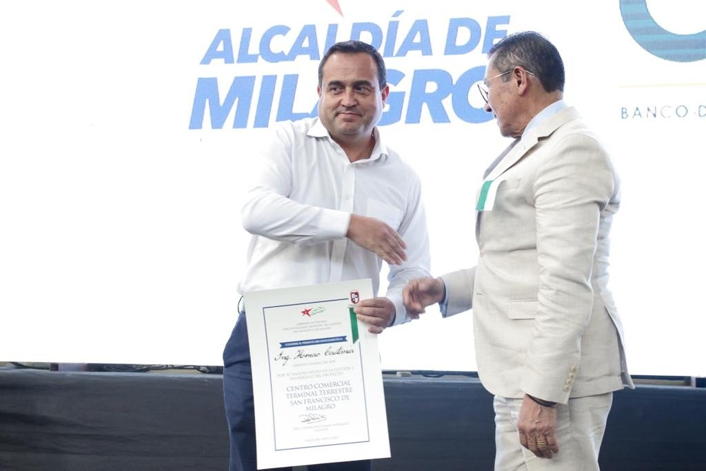 BDEcuadorBP's tweet photo. Junto a los GAD ponemos al #EcuadorEnDesarrollo.
En la Inauguración del Terminal Terrestre de @GADMilagro, el #GerenteGeneralBDE, @hcastanierj, ratificó el compromiso del #BDE de trabajar en proyectos que mejoren la vida de la gente y reactiven la economía.
#TransformamosVida. https://t.co/T3cYSF4rfI