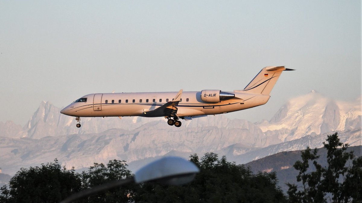 AvDelphi_images's tweet photo. Bombardier CRJ200 Regional Jet #AvDelphi #DALIK #CRJ200 #LSGG @GeneveAeroport https://t.co/0zOlkEJz9R https://t.co/sTpwP06EN0