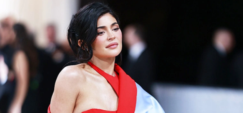 HollywoodLife's tweet photo. Kylie Jenner couldn't sit down in her stunning #MetGala dress. 
https://t.co/zK0OT9pv3V https://t.co/2tPPcJPaQ4