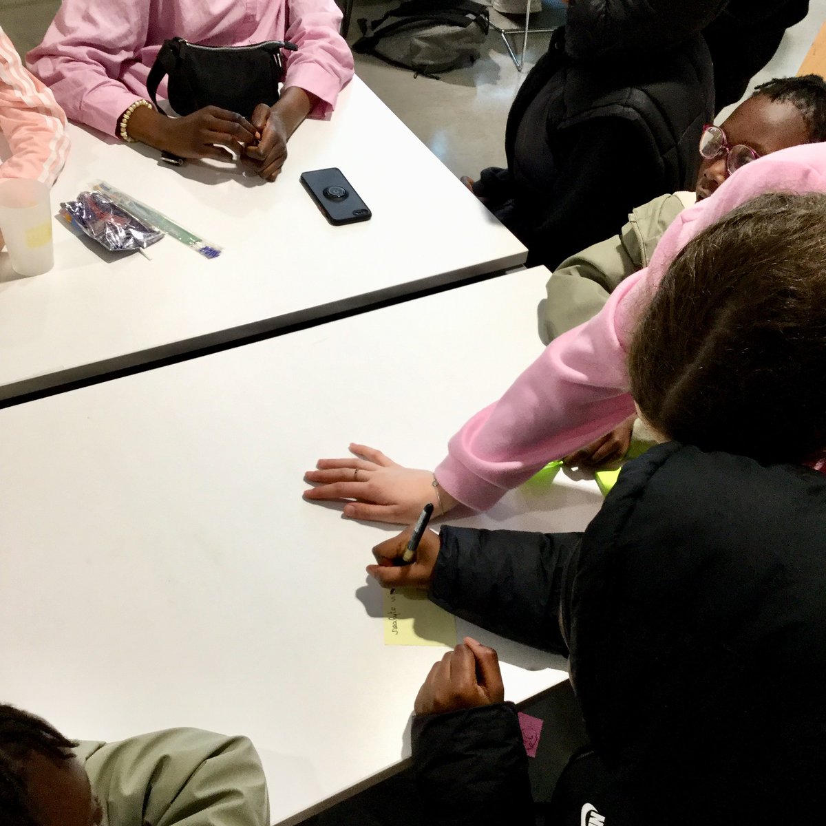 Le #OKLM d'hier était sous le signe de la #bibliothèquedemesrêves !
Les ados ont pu créer leur bibliothèque rêvée. 📷
Du buffet à volonté jusqu'au Spa, en passant par Ninho en résidence et une ouverture 24h/24h-7j/7j ! Que des bonnes idées ! #bib2paris #bibdu20 #bibassiadjebar