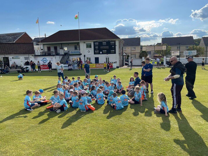 At last the sun 🌞 shone and we got underway with our All Stars and Dynamos programmes 🚀☄️🤩. A selection of fab pics from clubs in the area. Definitely a summer of fun ahead. #getinvolved cricketwales.org.uk/all-stars-cric…
