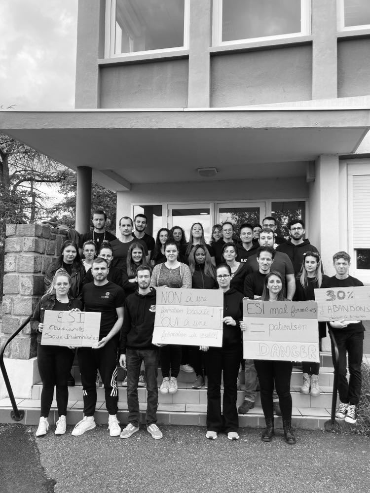 #12Mai | Hier, jour de mobilisation à l'#IFSI  de la <a href="/VilleAnnonay/">Ville d'Annonay</a> pour dénoncer les conditions de formations des #ESI. 
Tous•tes mobilisé•e•s pour faire réagir le <a href="/gouvernementFR/">Gouvernement</a>. 
"BLOUSE BLANCHE, COLÈRE NOIRE"
#JeSoigneraiDemain